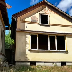 Покупка участка с ветхим домом: юридические нюансы оформления и стоимость демонтажа