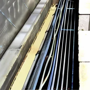 Дренаж перед въездом в гараж: монтаж линейного водоотводного бетонного лотка с чугунной решеткой для перехвата дождевой воды