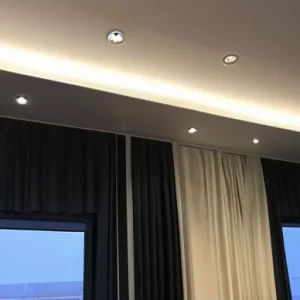 Скрытые ниши для штор в натяжном потолке: монтаж карниза с перегибом полотна и светодиодной подсветкой