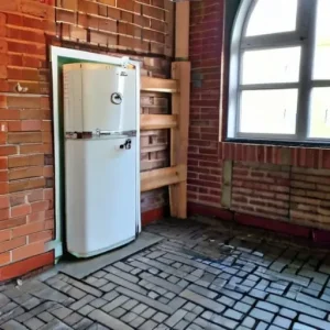 Капитальная летняя кухня из кирпича: подведение зимнего водопровода, канализации и правильная рулонная гидроизоляция полов по грунту
